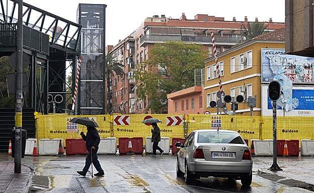 Corte del paso a nivel De Santiago el Mayor por las obras del soterramiento del AVE. 