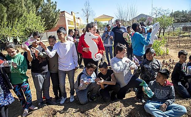 Los alumnos de Sexto A de Primaria de La Asomada en el huerto del colegio con su profesor, Francisco Ruiz Salmerón.