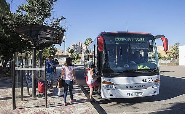Autobús Cartagena-La Manga, en la parada de Playa Honda.