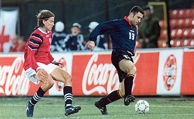 José Francisco Molina (d), como jugador de campo ante Noruega en un amistoso en 1996.