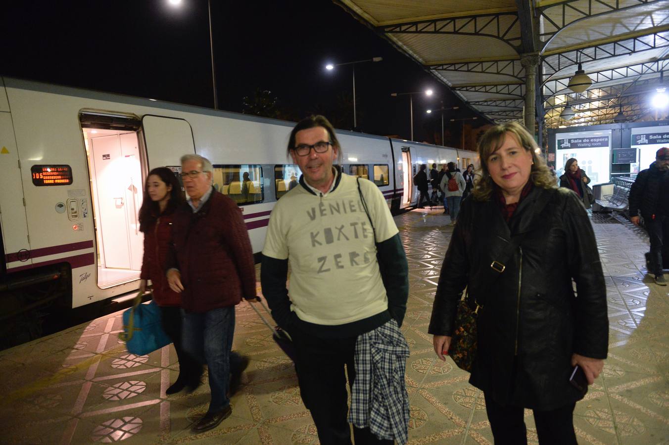 La variante ferroviaria de Camarillas, una de las infraestructuras más demandadas por la Región de Murcia, se estrenó ayer sin brillo institucional con el primer tren Altaria procedente de Madri.