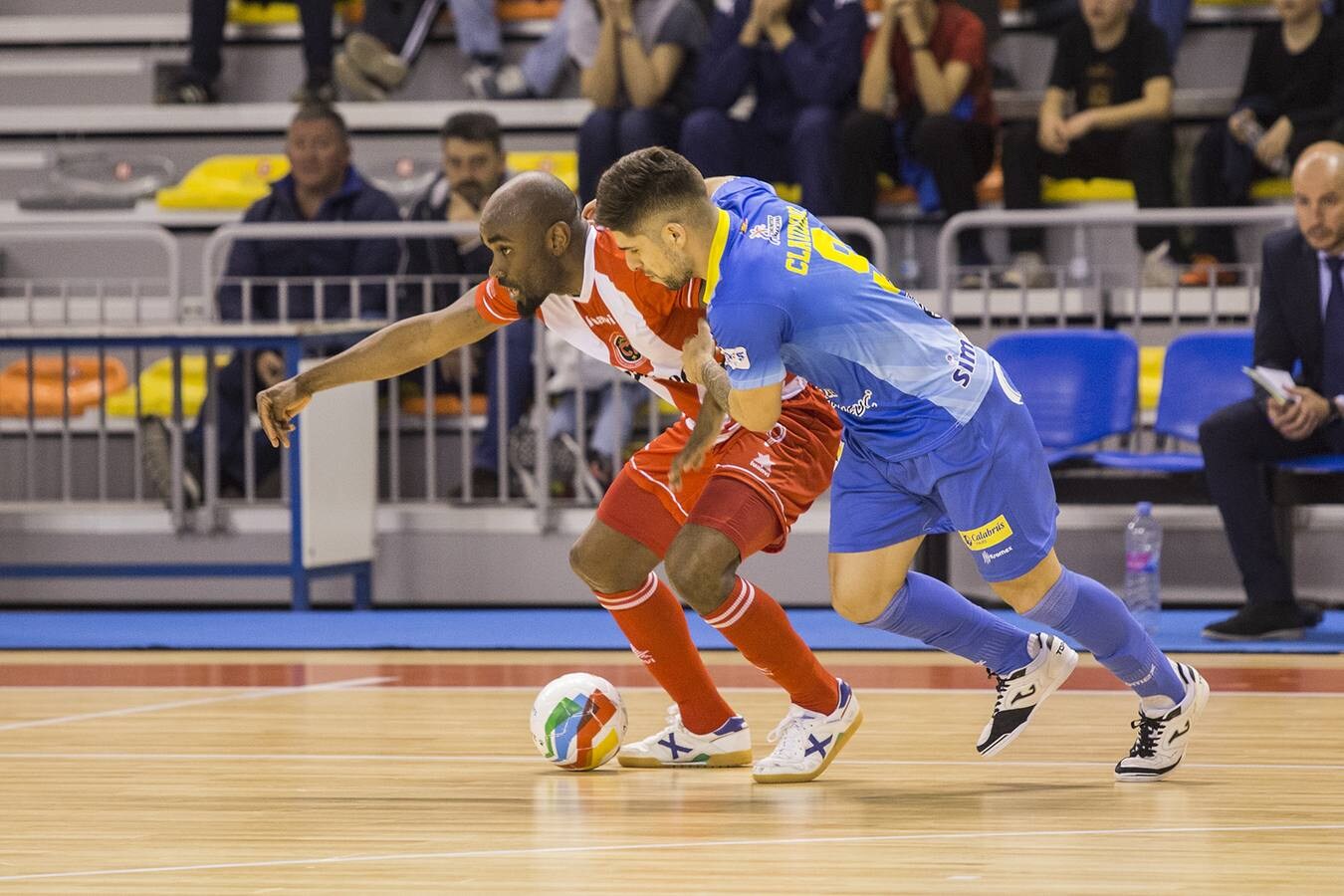 El Jimbee no pasa del 1-1 ante el Peñíscola y la octava plaza queda a 5 puntos, con 12 en juego y un calendario muy complicado. Los de Brocanelo llevaron el peso en la primera parte, pero perdieron fuelle con el gol en propia de Bateria, regalaron atrás y pagaron la falta de acierto arriba