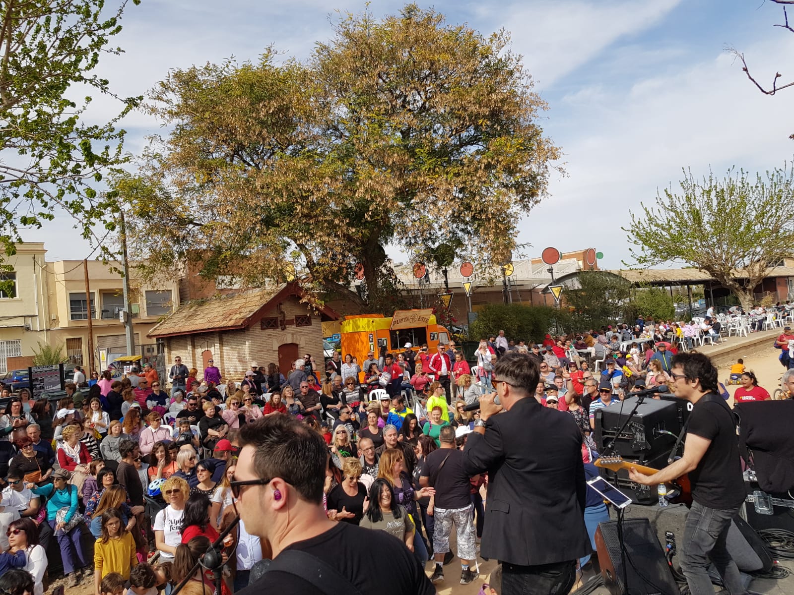 Los participantes realizaron 12 ecotalleres durante todo el recorrido y disfrutaron de un concierto, paella y espectáculo infantil