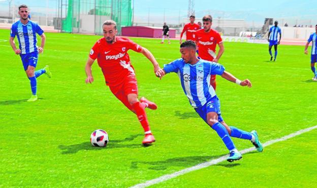 Galopada de Bouba por la banda, perseguido por un rival. 