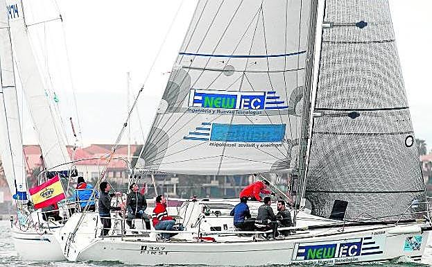 El 'Enewtec', en un momento de la regata del Circuito Mar Menor-Trofeo Estrella de Levante, celebrada en Los Urrutias. 