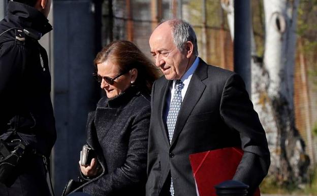 Miguel Ángel Fernández Ordóñez, camino de la sala de vistas de la Audiencia Nacional. 