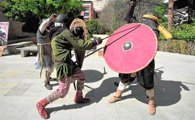 Unos actores recrean, ayer, una batalla medieval durante la presentación del evento 'Frontera de Reinos'. 