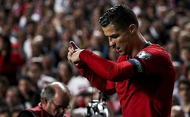 Cristiano Ronaldo, tras caer lesionado ante Serbia. 