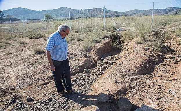Un residente en Llano del Beal observa el terreno contaminado en una imagen de archivo. 