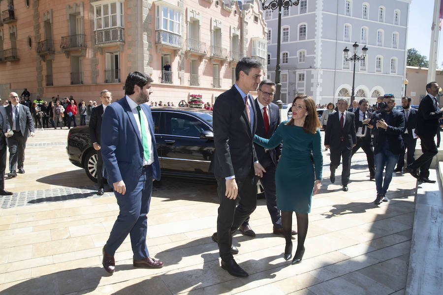 El presidente del Gobierno firmó en el Libro de Oro de la corporación municipal