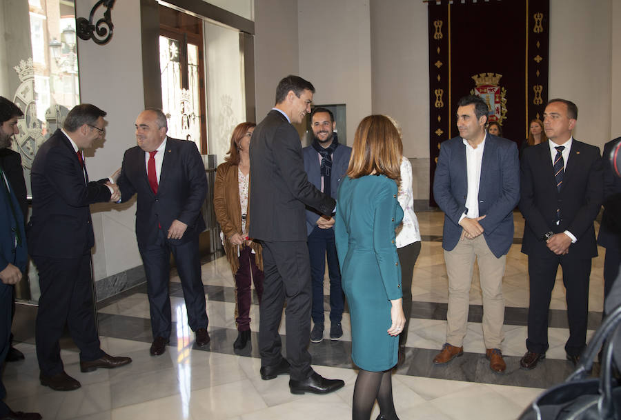 El presidente del Gobierno firmó en el Libro de Oro de la corporación municipal