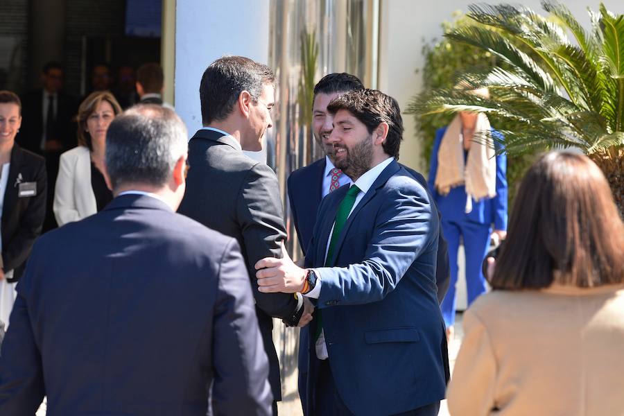 El presidente del Gobierno de España recibe una avalancha de reivindicaciones de empresarios y del Ejecutivo autónomo en su visita a la Región