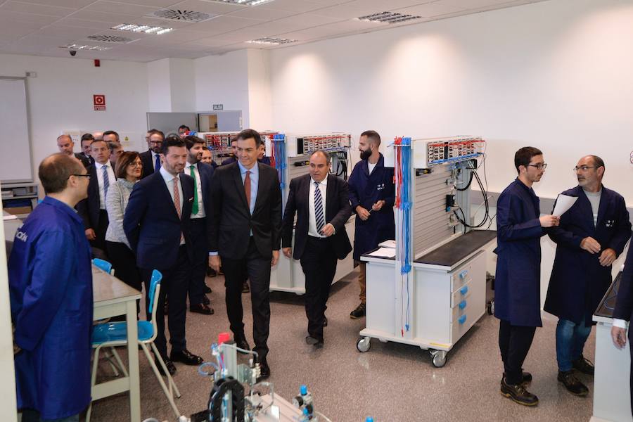 El presidente del Gobierno de España recibe una avalancha de reivindicaciones de empresarios y del Ejecutivo autónomo en su visita a la Región