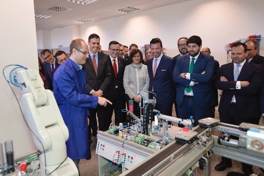 El presidente del Gobierno de España recibe una avalancha de reivindicaciones de empresarios y del Ejecutivo autónomo en su visita a la Región