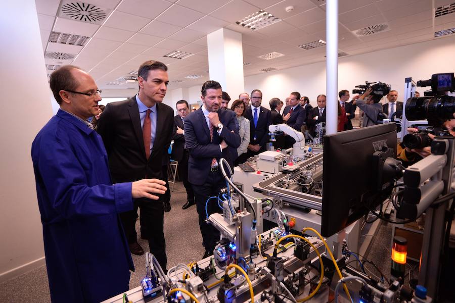 El presidente del Gobierno de España recibe una avalancha de reivindicaciones de empresarios y del Ejecutivo autónomo en su visita a la Región