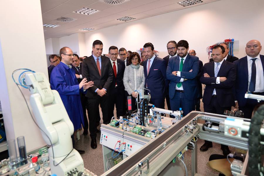 El presidente del Gobierno de España recibe una avalancha de reivindicaciones de empresarios y del Ejecutivo autónomo en su visita a la Región