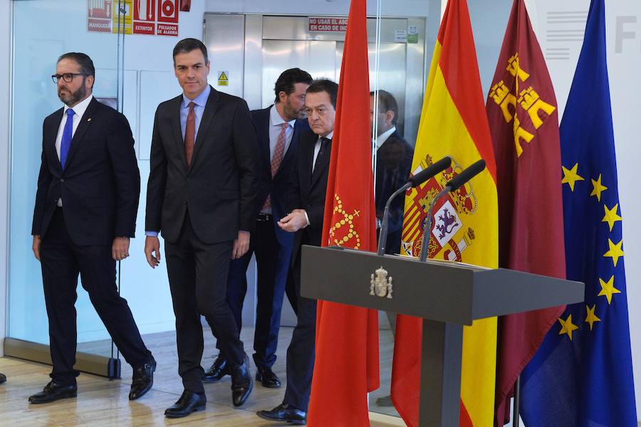 El presidente del Gobierno de España recibe una avalancha de reivindicaciones de empresarios y del Ejecutivo autónomo en su visita a la Región