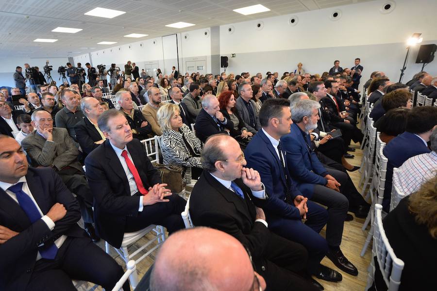 El presidente del Gobierno de España recibe una avalancha de reivindicaciones de empresarios y del Ejecutivo autónomo en su visita a la Región