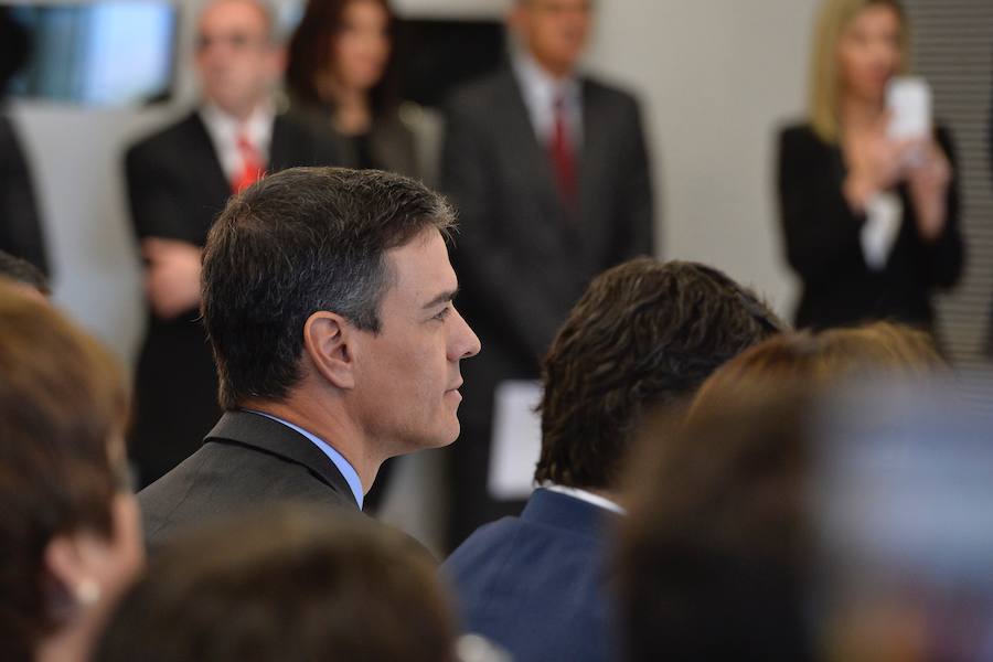 El presidente del Gobierno de España recibe una avalancha de reivindicaciones de empresarios y del Ejecutivo autónomo en su visita a la Región