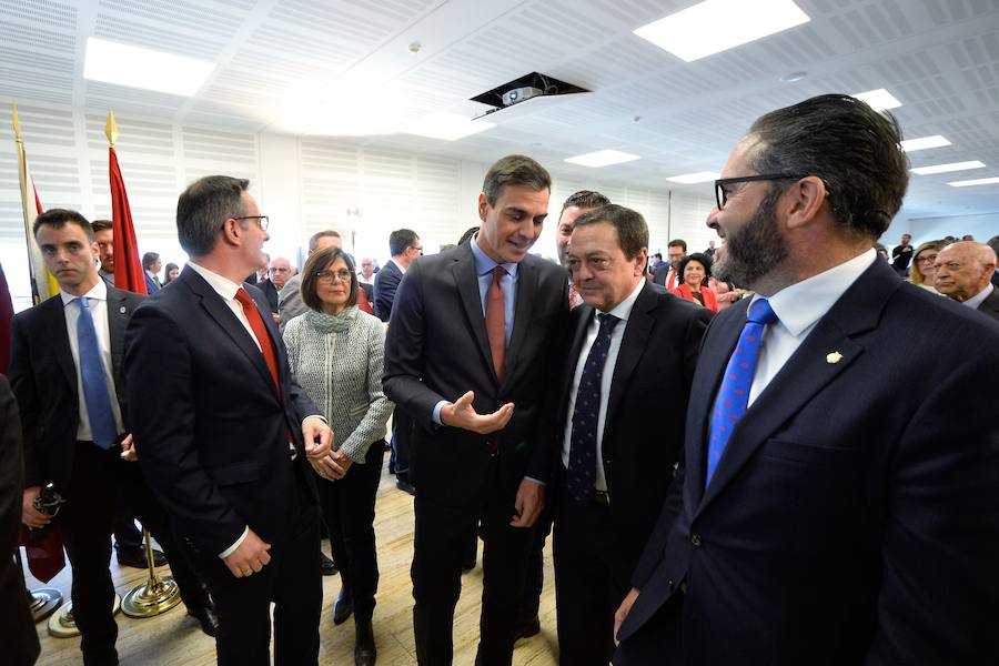 El presidente del Gobierno de España recibe una avalancha de reivindicaciones de empresarios y del Ejecutivo autónomo en su visita a la Región