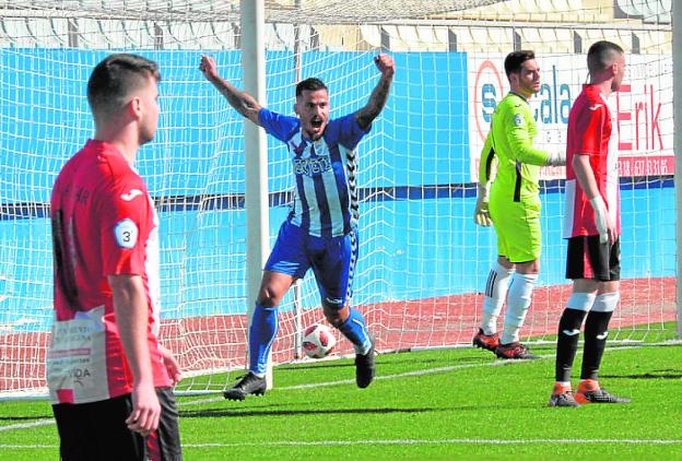 Artigas celebra uno de los tres goles que marcó al Algar, el 10 de febrero. 