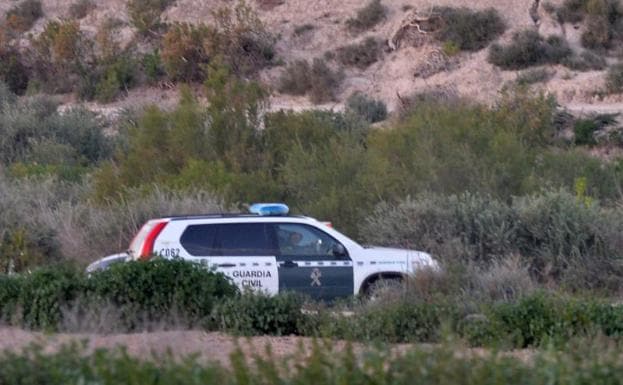 Agentes de la Guardia Civil, a su llegada a la rambla en la que se encontró el cadáver. 