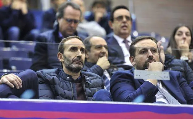 El entrenador del UCAM Murcia CB, Sito Alonso (izq.), y el director general del club, Alejandro Gómez (der.), en un encuentro del equipo.