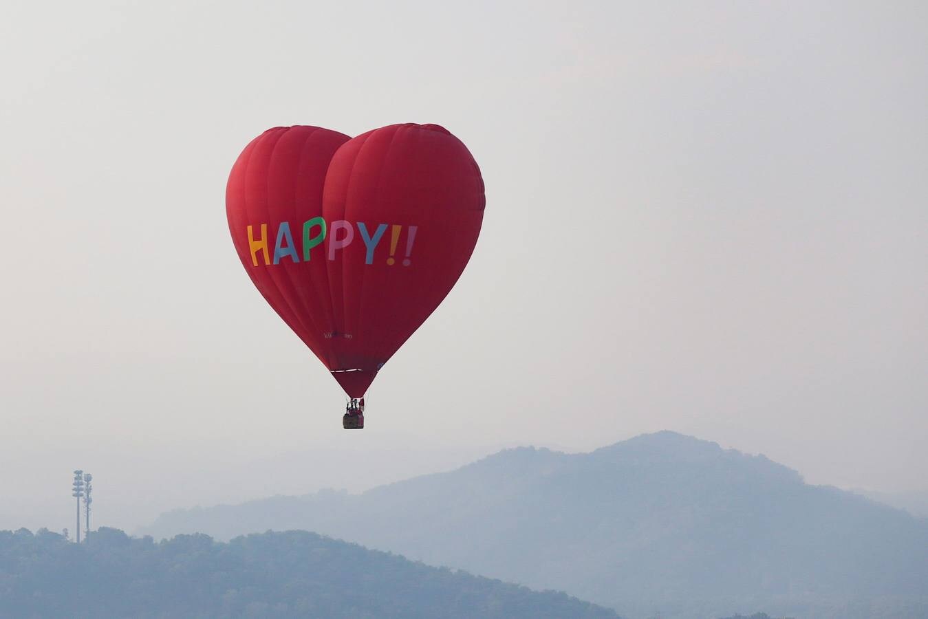 Varias personas asisten a la décima Fiesta Internacional de Globos Aerostáticos de Putrajaya (Malasia). Más de 20 globos aerostáticos volaron por los cielos en la fiesta anual, organizada para promover el turismo y los deportes de aviación. 