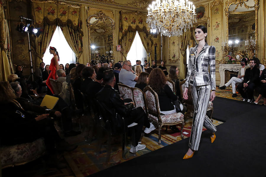 La firma murciana de alta costura presenta 'Suite Dazzle' en el Palacio de Fernán Núñez de la capital de España en la pasarela Atelier Couture 2019