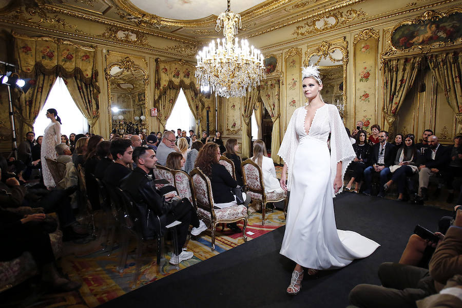 La firma murciana de alta costura presenta 'Suite Dazzle' en el Palacio de Fernán Núñez de la capital de España en la pasarela Atelier Couture 2019