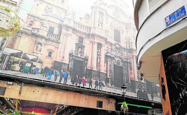 Una imagen de la Catedral cubre un inmueble en Trapería. 