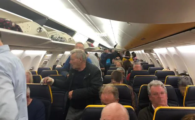 Los pasajeros del vuelo abortado aguardaron anoche en el aeropuerto de Alicante, dentro del avión.