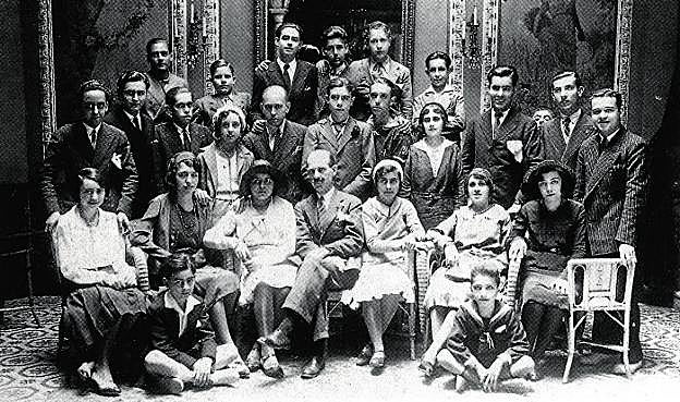 Ateneo de Cartagena, años treinta. Óscar Nevado, sentado, en el centro, posa con jóvenes de la época.