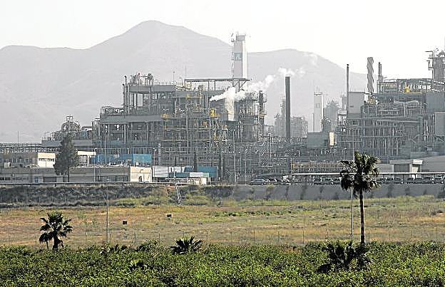Panorámica de la fábrica de plásticos de Sabic, con un campo de cultivo en primer término, en La Aljorra. 