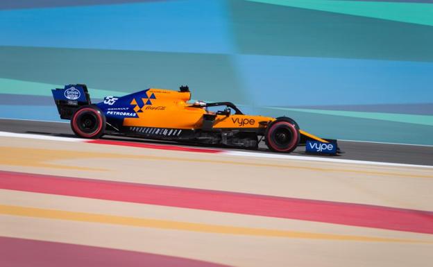 El McLaren de Carlos Sainz, rodando sobre el trazado de Sakhir. 