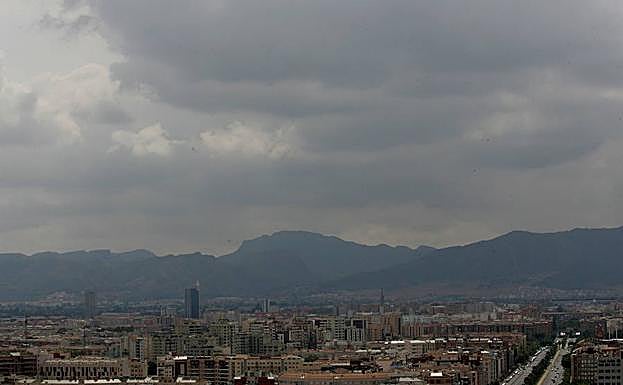 El cielo de Murcia, cubierto por las nubes, en una imagen de archivo.