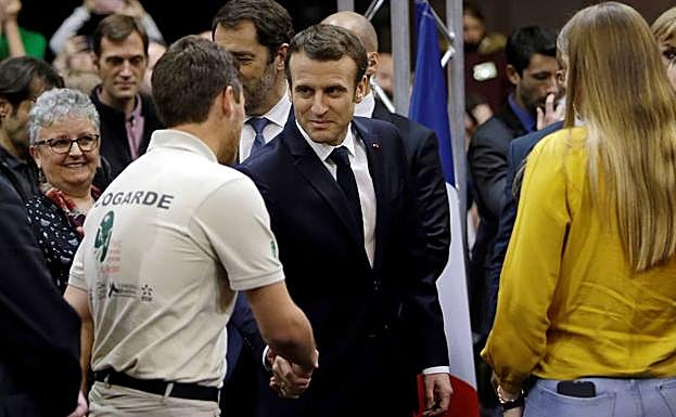 Emmanuel Macron participa en el gran debate nacional.