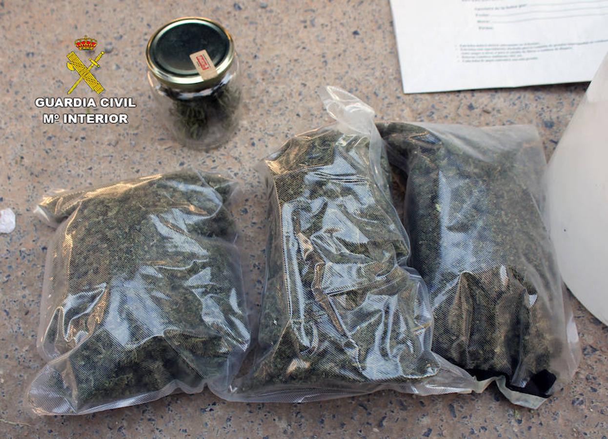 La Guardia Civil desmanteló un punto de tráfico de estupefacientes e incautó marihuana, cocaína, una pistola detonadora y dinero en efectivo, entre otros efectos