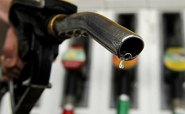 2 trucos para echar más gasolina al mismo precio al ir a repostar