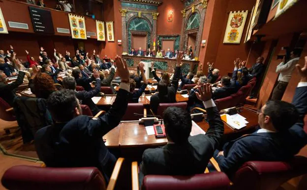 Votación del Pleno de la Asamblea Regional de este lunes, en el que se ha aprobado la reforma del Estatuto de Autonomía.