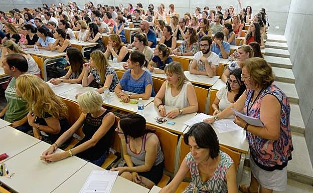 Opositores en uno de los exámenes