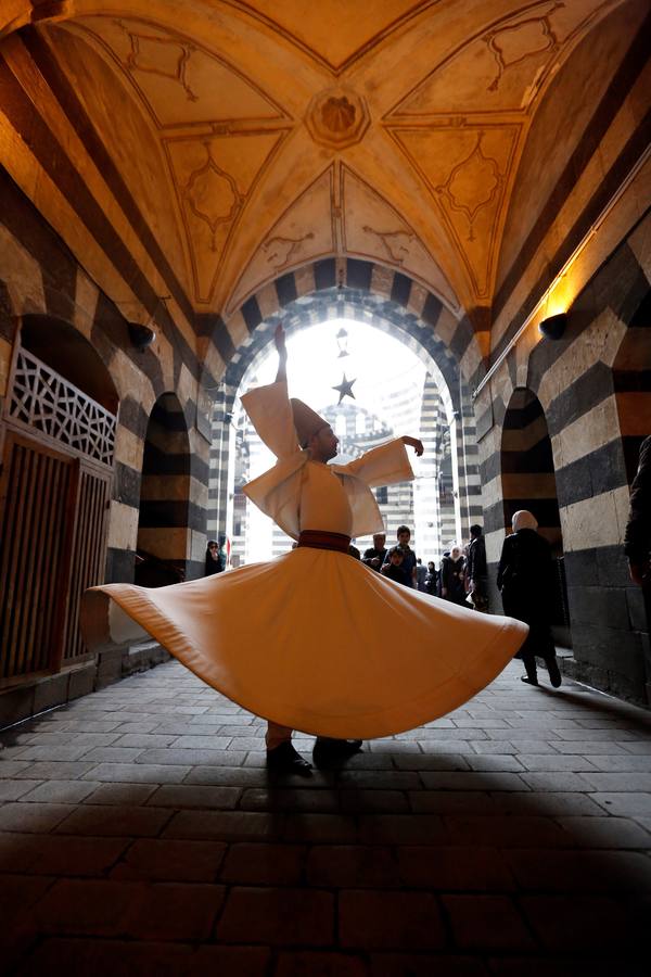 Bailarines de derviches actúan durante el «Festival de los Panes Sirios» celebrado en Khan Asaad Basha para conmemorar el Año Nuevo sirio, en la antigua ciudad de Damasco (Siria). El evento se lleva a cabo bajo los auspicios del Ministerio de Turismo de Siria con la cooperación de la Unión de Artesanos. 