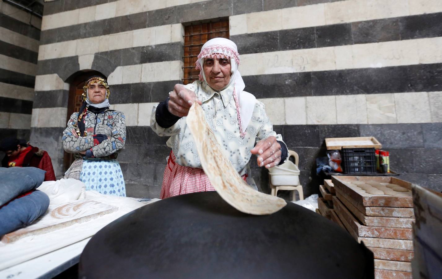 Bailarines de derviches actúan durante el «Festival de los Panes Sirios» celebrado en Khan Asaad Basha para conmemorar el Año Nuevo sirio, en la antigua ciudad de Damasco (Siria). El evento se lleva a cabo bajo los auspicios del Ministerio de Turismo de Siria con la cooperación de la Unión de Artesanos. 