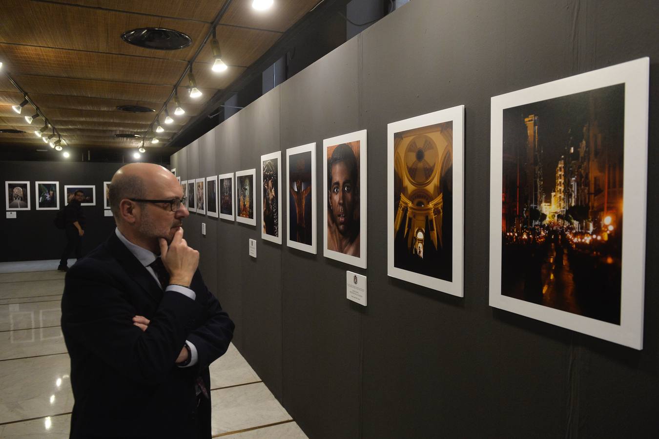 La sede del Colegio de Arquitectos, en la calle Jara Carrillo, acoge desde el lunes la exposición 'Colores de Pasión', una muestra colectiva de fotografía sobre la Semana Santa organizada por el Cabildo de Cofradías