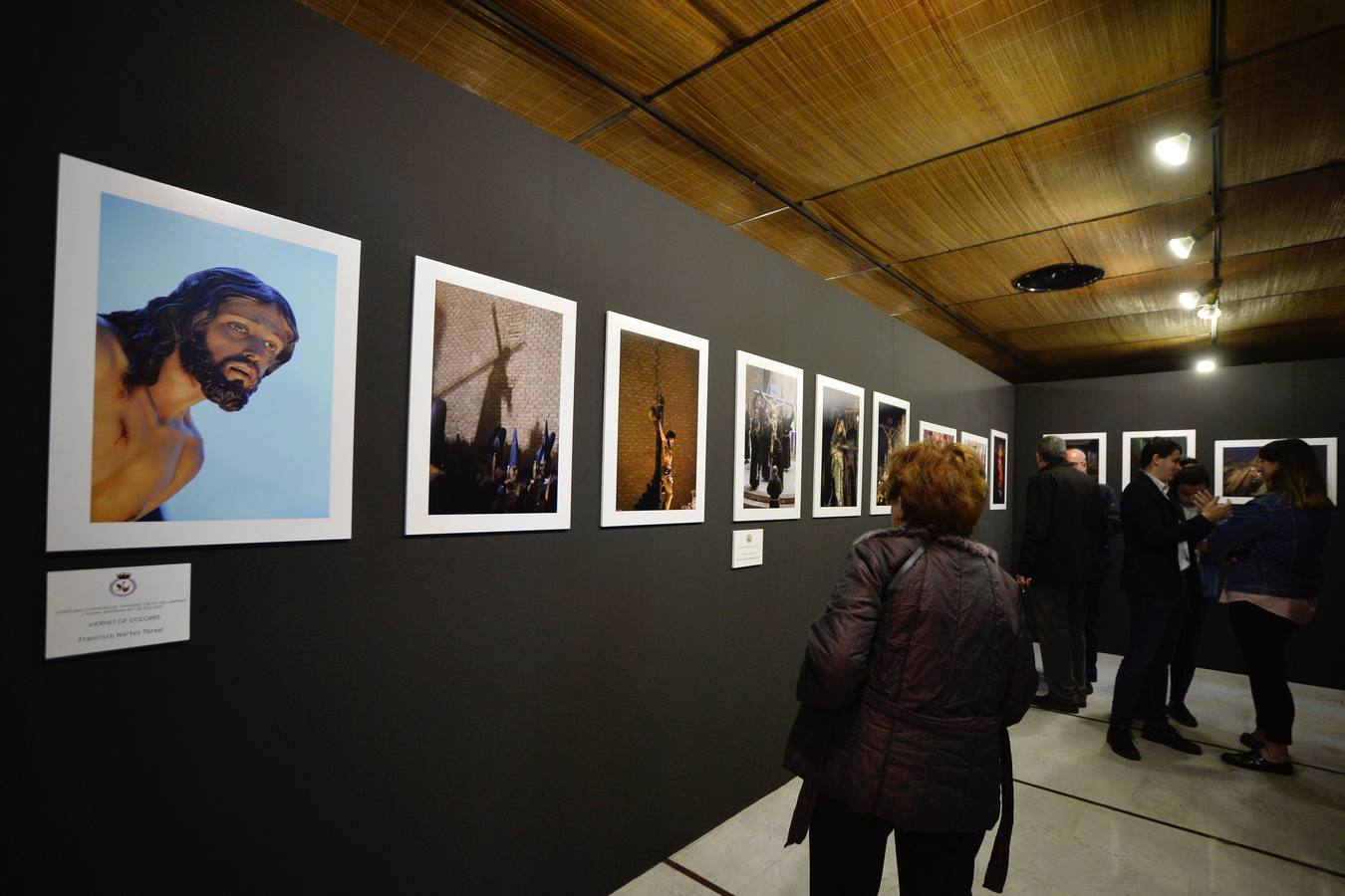 La sede del Colegio de Arquitectos, en la calle Jara Carrillo, acoge desde el lunes la exposición 'Colores de Pasión', una muestra colectiva de fotografía sobre la Semana Santa organizada por el Cabildo de Cofradías