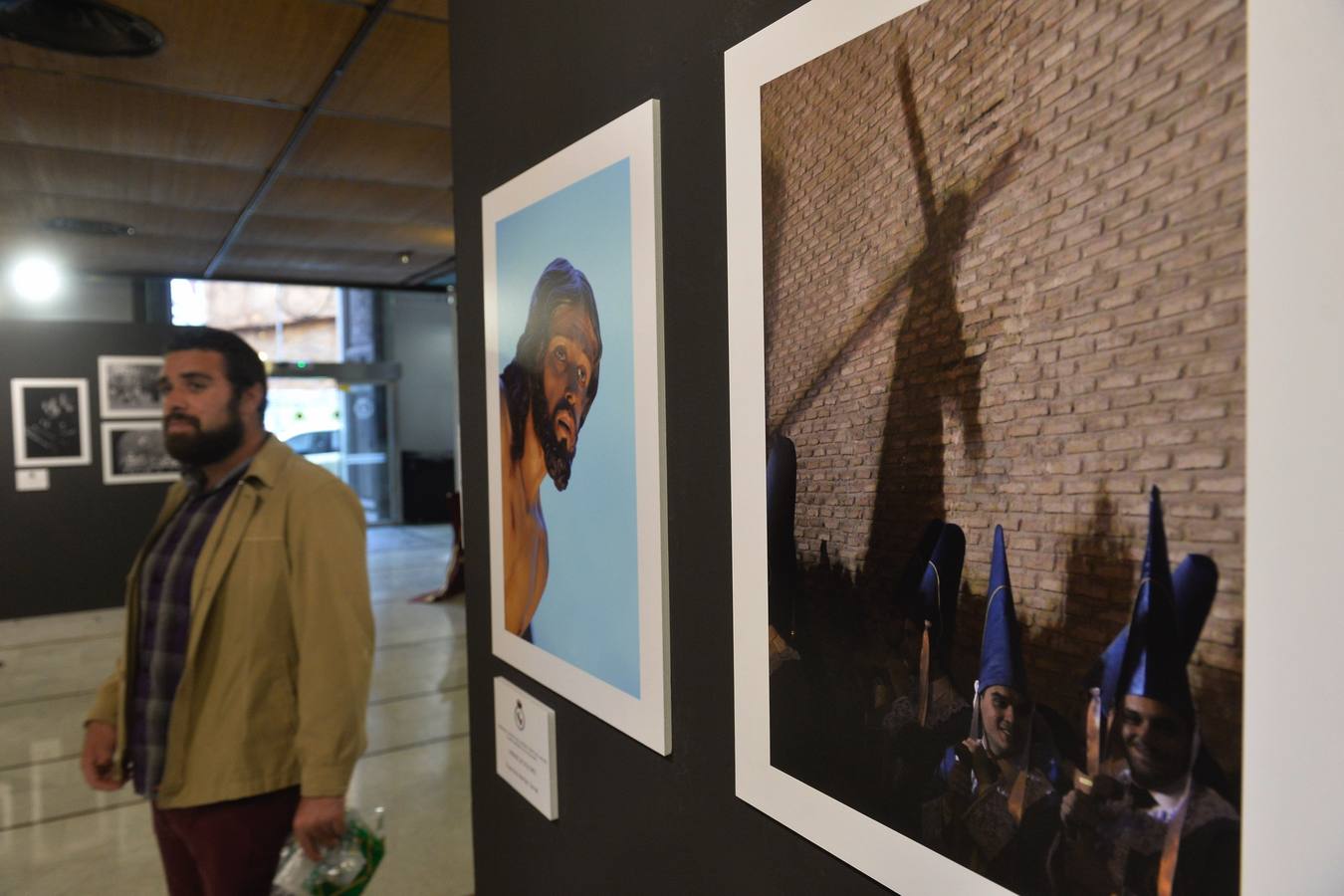 La sede del Colegio de Arquitectos, en la calle Jara Carrillo, acoge desde el lunes la exposición 'Colores de Pasión', una muestra colectiva de fotografía sobre la Semana Santa organizada por el Cabildo de Cofradías