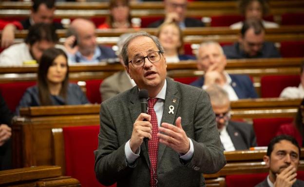 El presidente de la Generalitat, Quim Torra, interviene desde su escaño en una sesión plenaria en el Parlamento de Cataluña. 