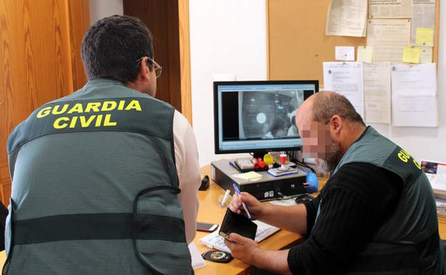 Dos agentes de la Guardia Civil encargados de la investigación.