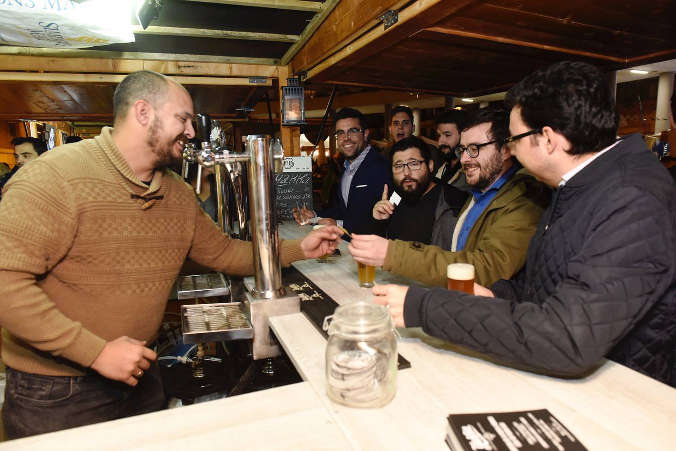 Los cerveceros pueden alcanzar su cielo particular en el Festival de la Cerveza, que celebra su segunda edición en la Plaza de la Universidad de Murcia. 