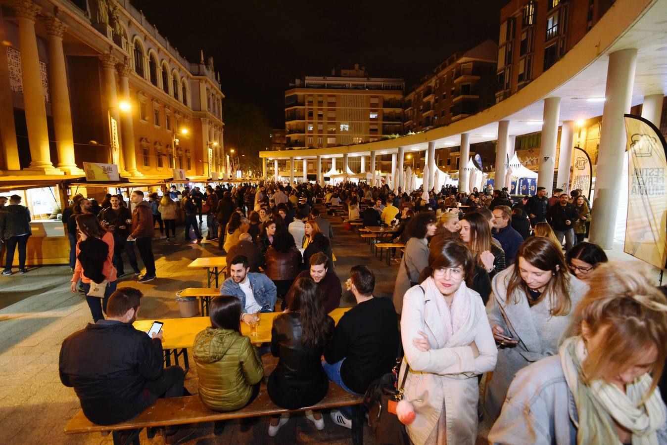 Los cerveceros pueden alcanzar su cielo particular en el Festival de la Cerveza, que celebra su segunda edición en la Plaza de la Universidad de Murcia. 